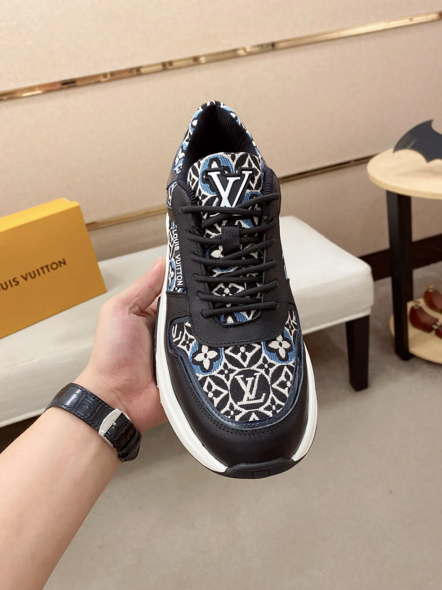 Men's shoes💰 462💰louis vuitton (Louis Vuitton/lv)🔍🔍The new counters are on sale at the same time. The uppers are imported from Italy. ️Re-engraved🇮🇹💪💪, ⚠Sole: The original sole is specially provided by the original factory, the exclusive movable molded sole is super comfortable, ⚠Original factory follow-up goods, 🔍🔍high quality, you can go in and out of the counter at will, welcome to compare⚠. Code number: 38-44 (45/46 customized, non-refundable)